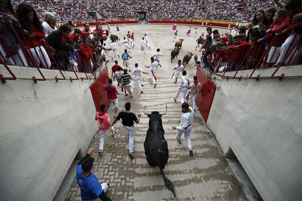 El séptimo encierro deja dos corneados