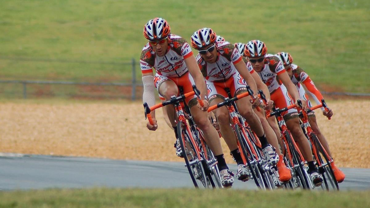 Un grupo de ciclistas.