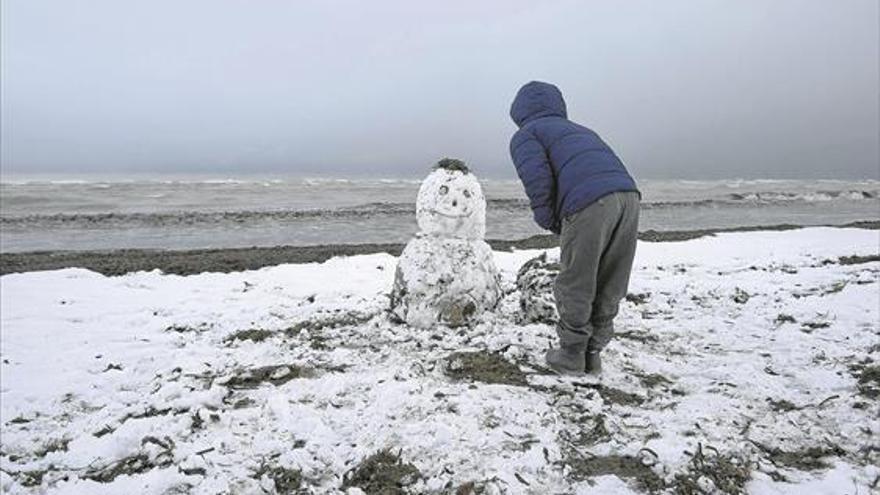 España tirita y las incidencias por la nieve se concentran en el Levante