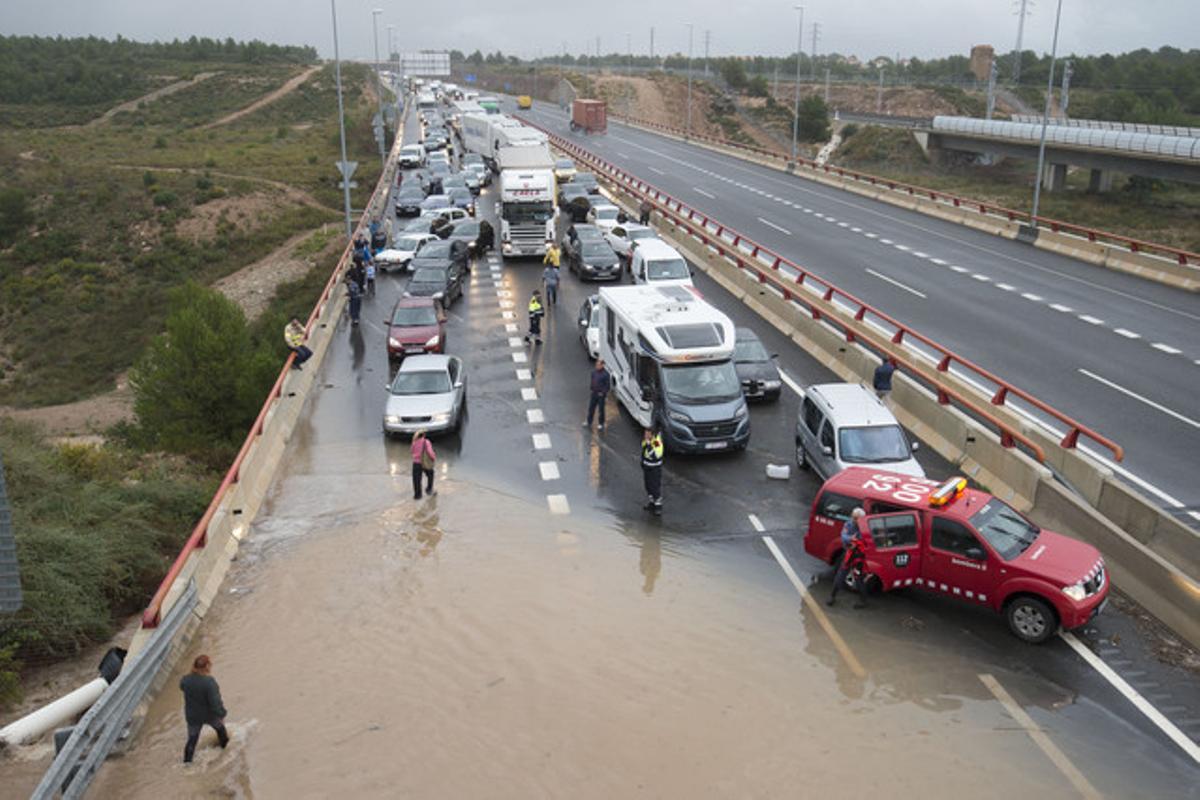 La autovía A-7, inundada a su paso por L’Hospitalet de l’Infant (Baix Camp).