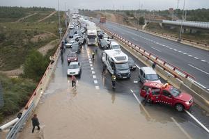 L’autovia A-7, inundada a l’altura de l’Hospitalet de l’Infant (Baix Camp).