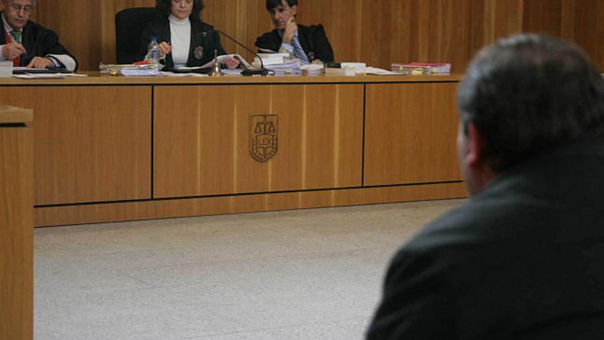 El acusado, ayer, en la sala de vistas. / eduardo vicente
