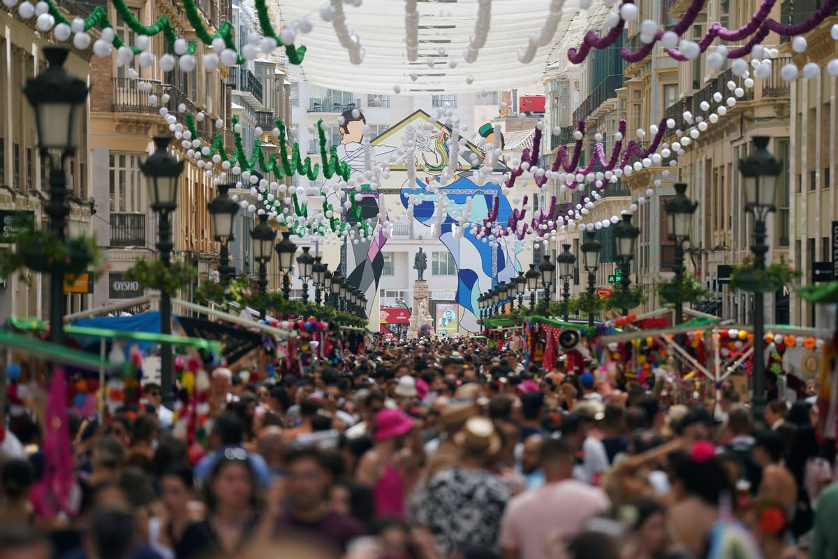 Gran afluencia de miles de malagueños y turistas donde disfrutan del primer día de la Feria de Málaga