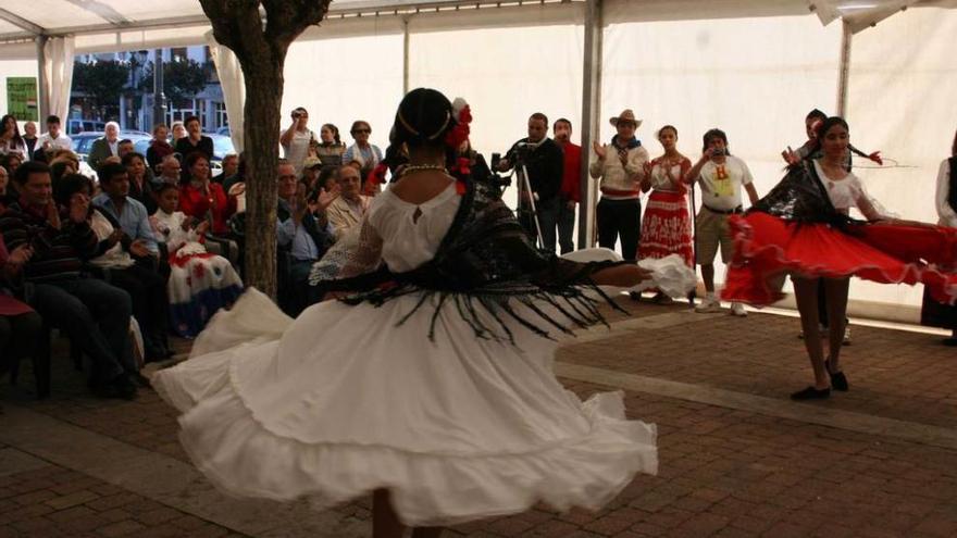 Dos mujeres danzan en una edición anterior de la fiesta.