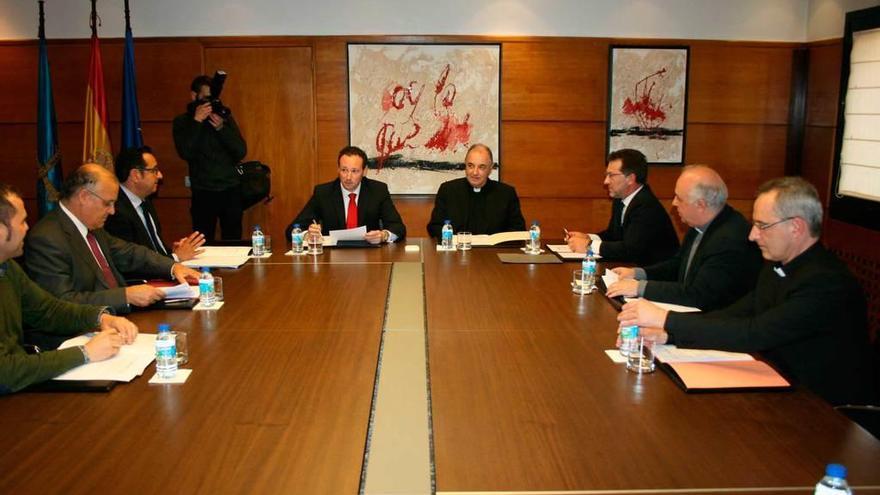 Por la izquierda, José Manuel González, José María Pertierra, Julio González Zapico, Guillermo Martínez, Jorge Juan Fernández Sangrador, Genaro Alonso, Juan José Tuñón y Antonio Nistal, en la reunión del patronato, en Oviedo.