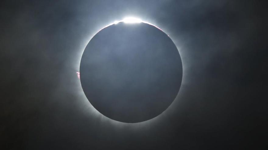 Imagen de archivo de un eclipse solar // BEAWIHARTA