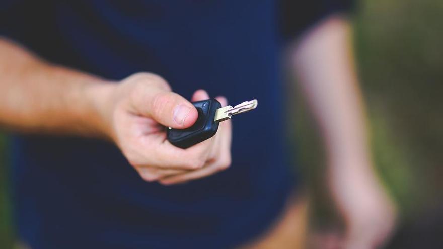 Rescatan a una niña de tres años encerrada en un coche en O Vao