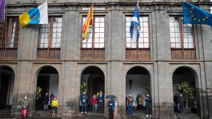 Ediles y otros trabajadores del Ayuntamiento aplaudieron ayer la labor del personal municipal.