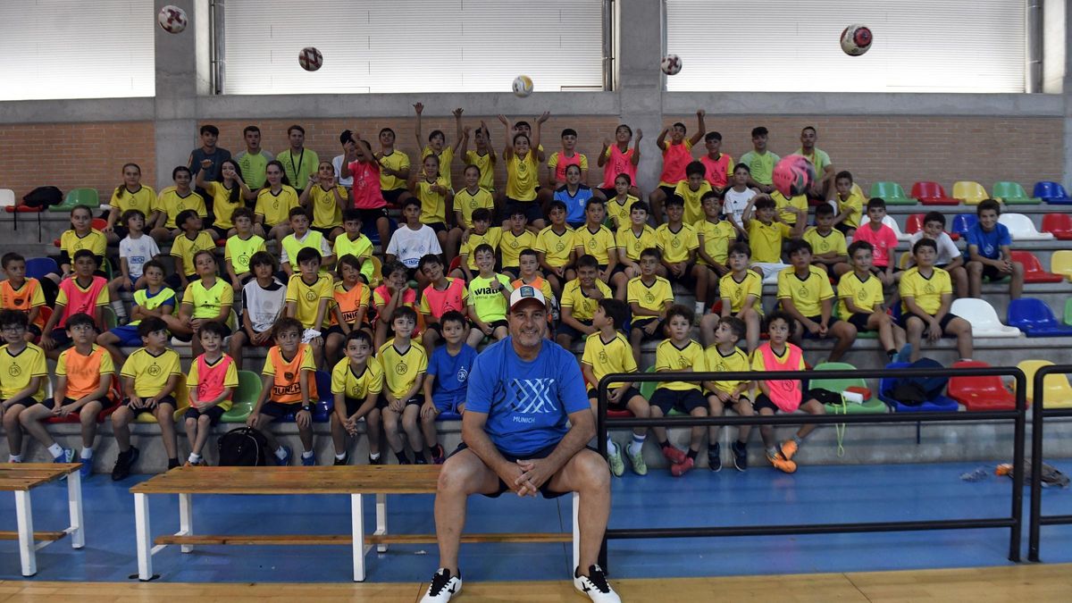 Paulo Roberto posa junto a los niños de su escuela en el pabellón Cagigal.