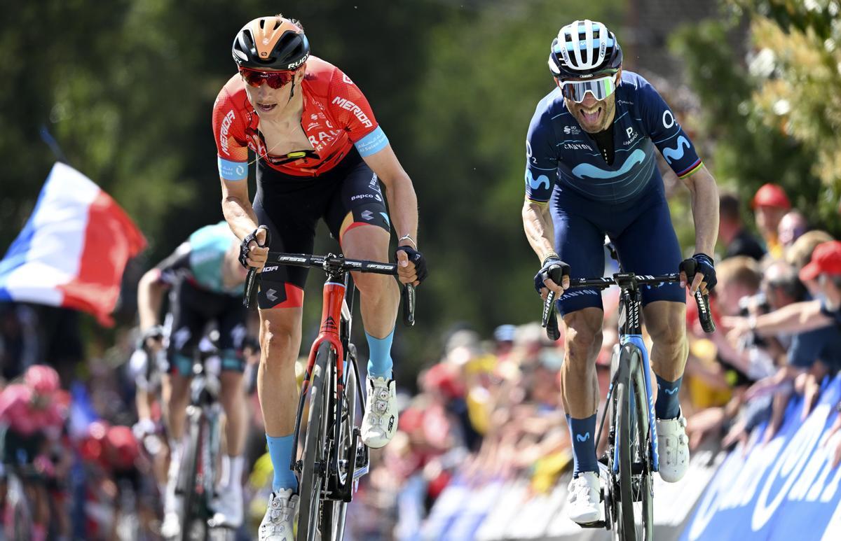 Teuns y Valverde, en el esprint final por la victoria en la Flecha Valona. Teuns y Valverde, en el esprint final por la victoria en la Flecha Valona.