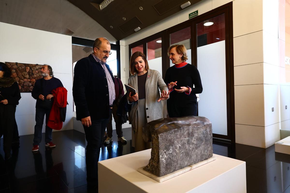 José Enrique González y Sara Fernández junto a una escultura de Fernando de Val creada con piedra de Calatorao