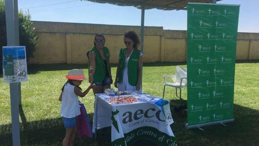 La Junta Local de la AECC celebra en la piscina una campaña para prevenir el cáncer de piel