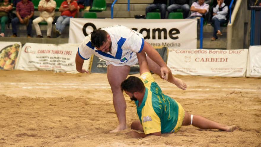 Fabián Rocha da a tierra con Jaime Rivero.