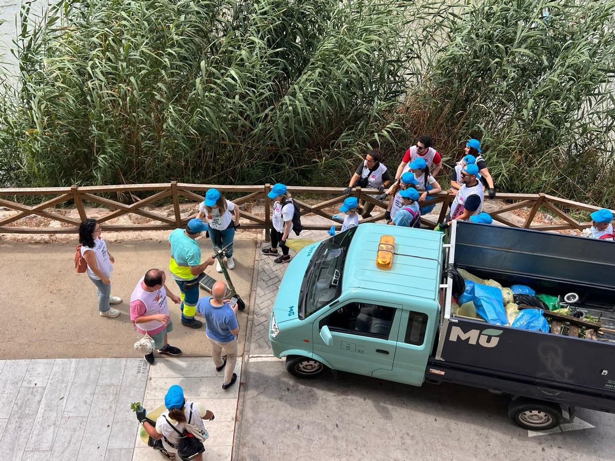 Un grupo de participantes del El Reto Río Limpio.