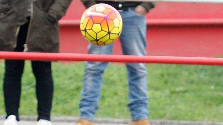 Mendi observa la trayectoria del balón durante el ensayo de ayer.