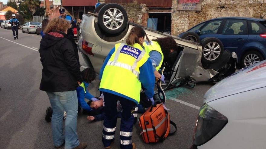 Dos heridas, entre ellas una menor, en un aparatoso accidente de tráfico en La Corredoria (Oviedo)