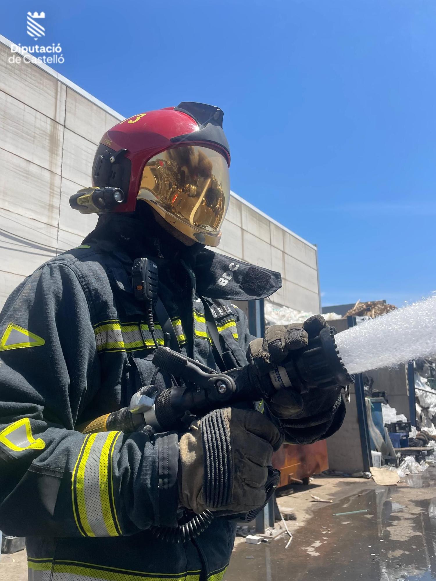 Galería: Espectacular incendio en un desguace de Burriana