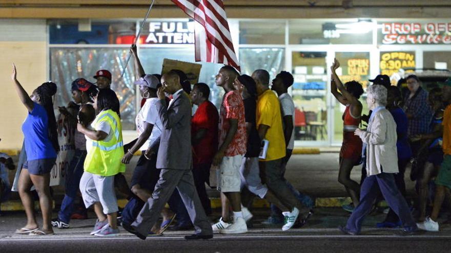 Jóvenes se manifiestan en Ferguson.