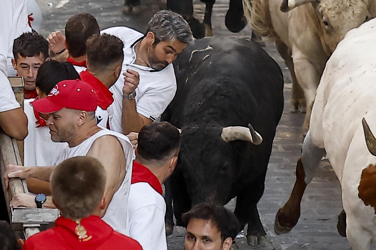 Los toros de Fuente Ymbro protagonizan un rápido y masificado primer encierro.