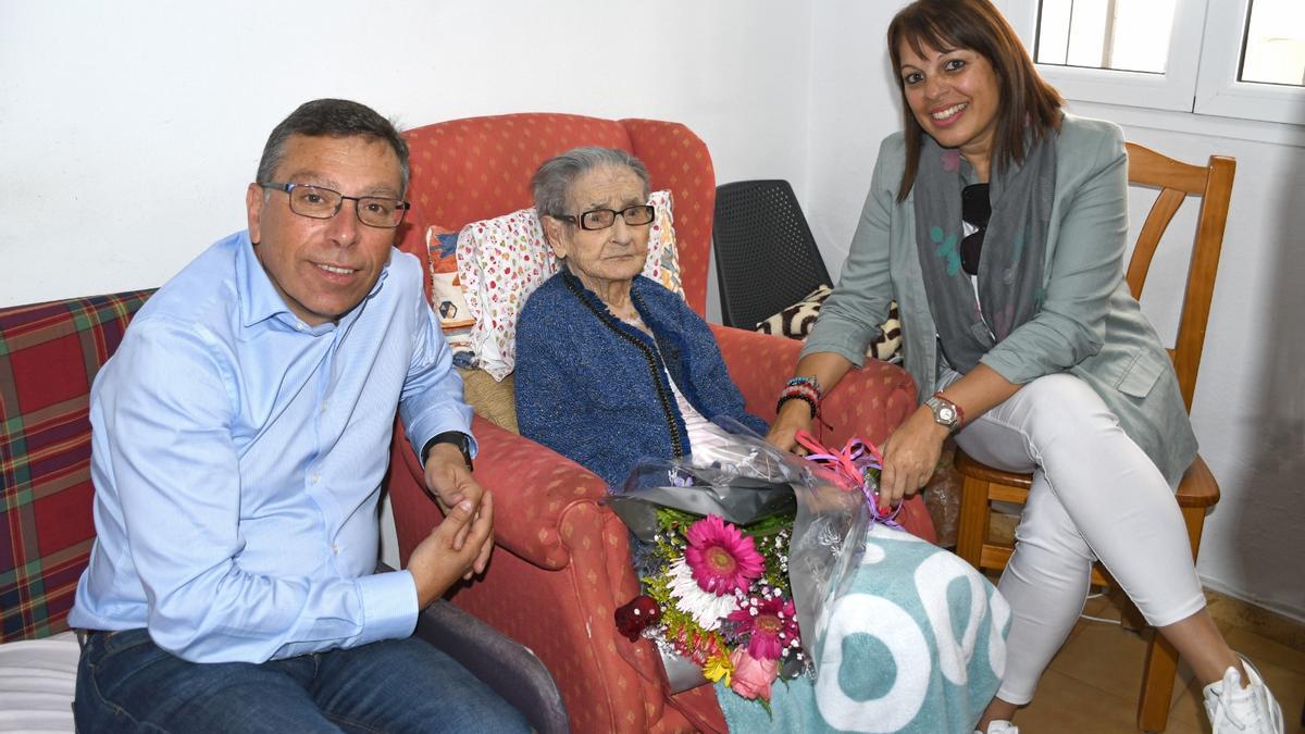 María Suárez, en el centro, con el alcalde y la concejala Leticia Ortega.
