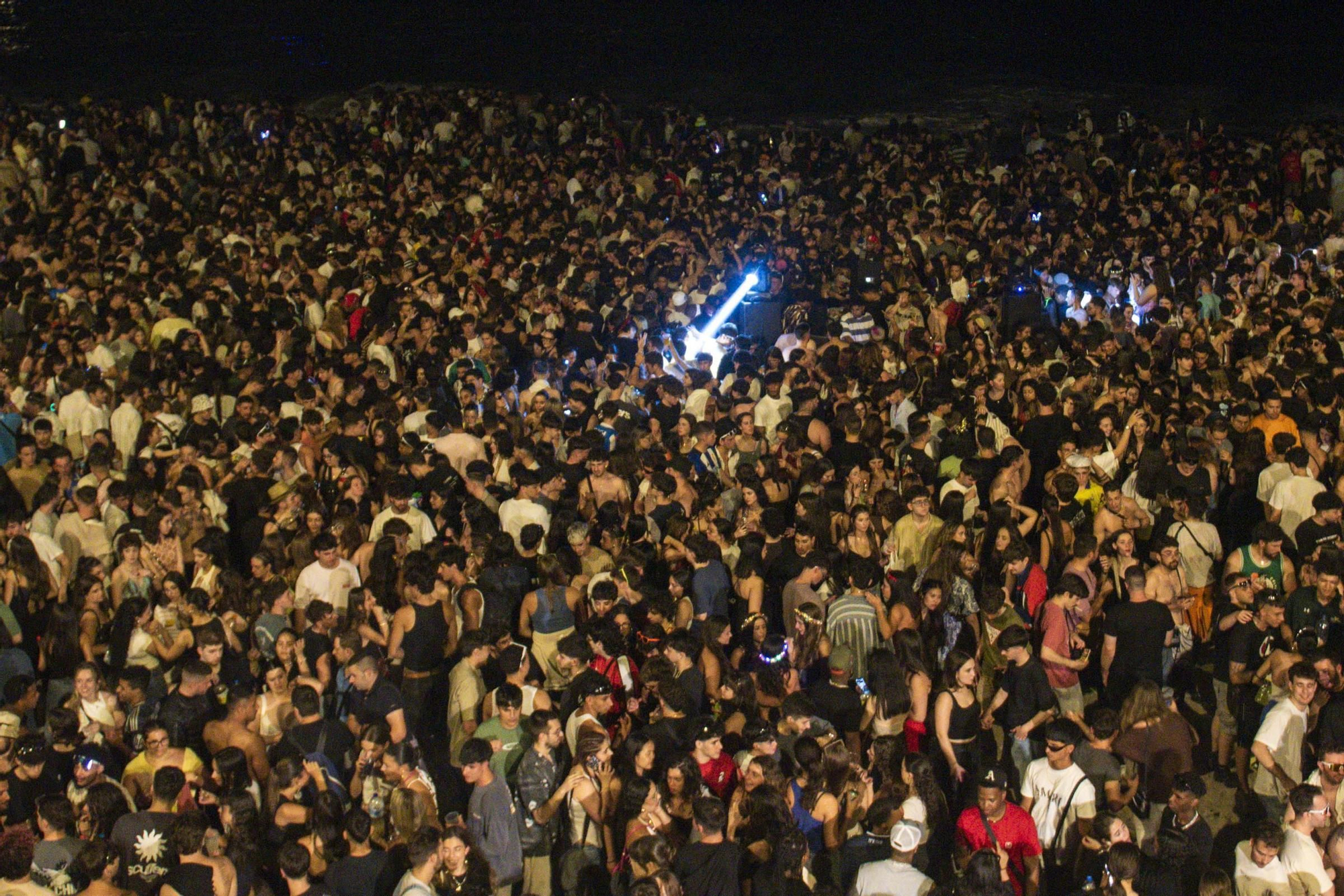 Multitudinaria 'rave' sanjuanera en el Orzán