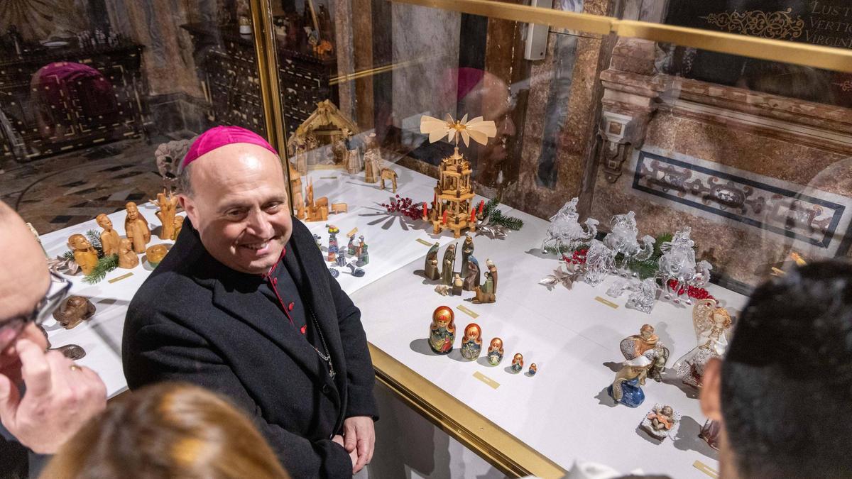 Monseñor Francisco Prieto, ayer, en la bendición de los belenes en la Catedral.