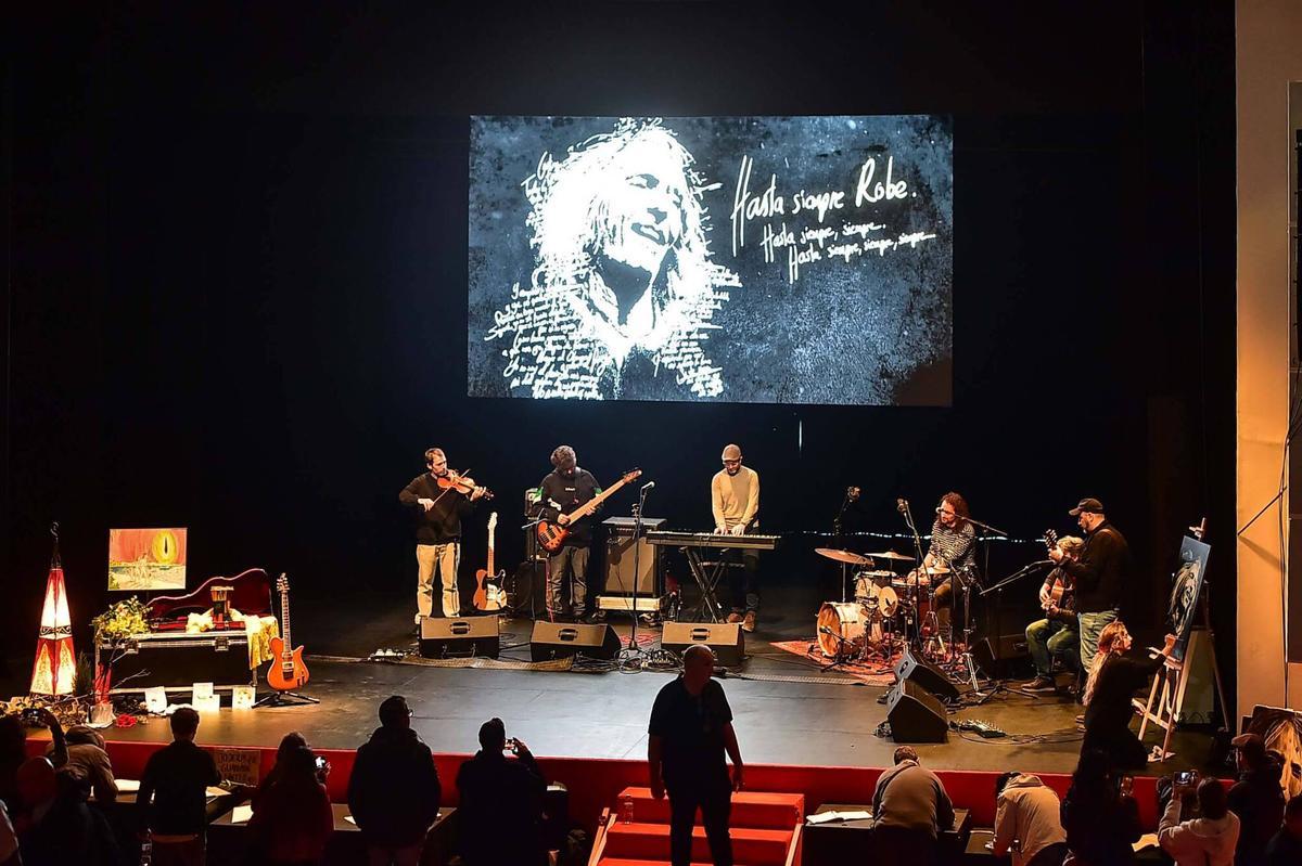 Asistentes al homenaje póstumo a Robe Iniesta, cantante y compositor de Extremoduro, en el Palacio de Congresos de Plasencia, su ciudad natal. Plasencia, 14 de diciembre de 2025. Fotografía de Toni Gudiel.