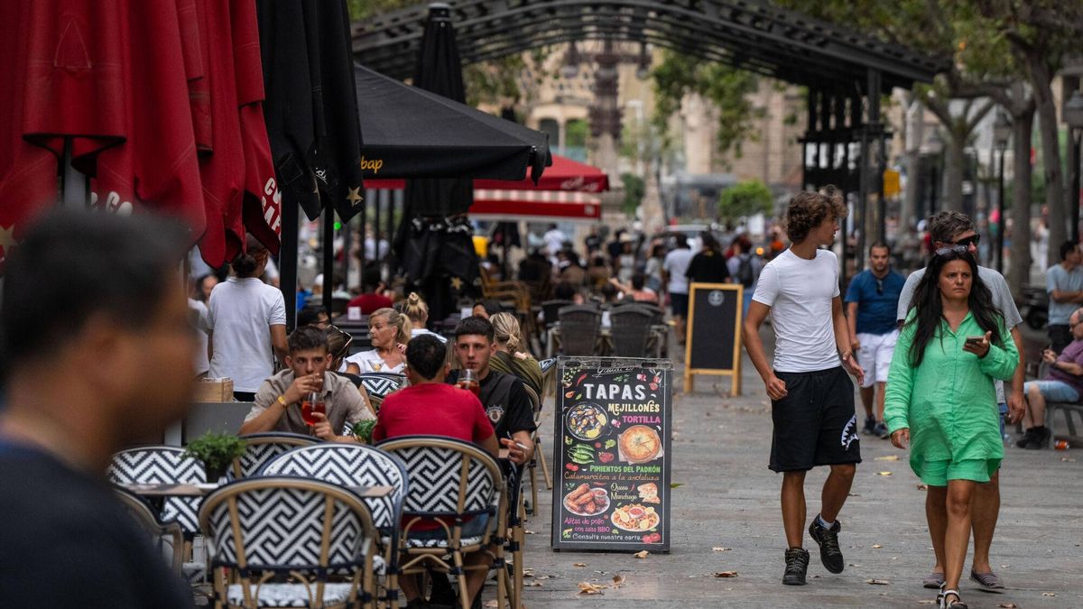La mitad de los empleados de los bares de Barcelona no habla catalán y una cuarta parte no lo entiende