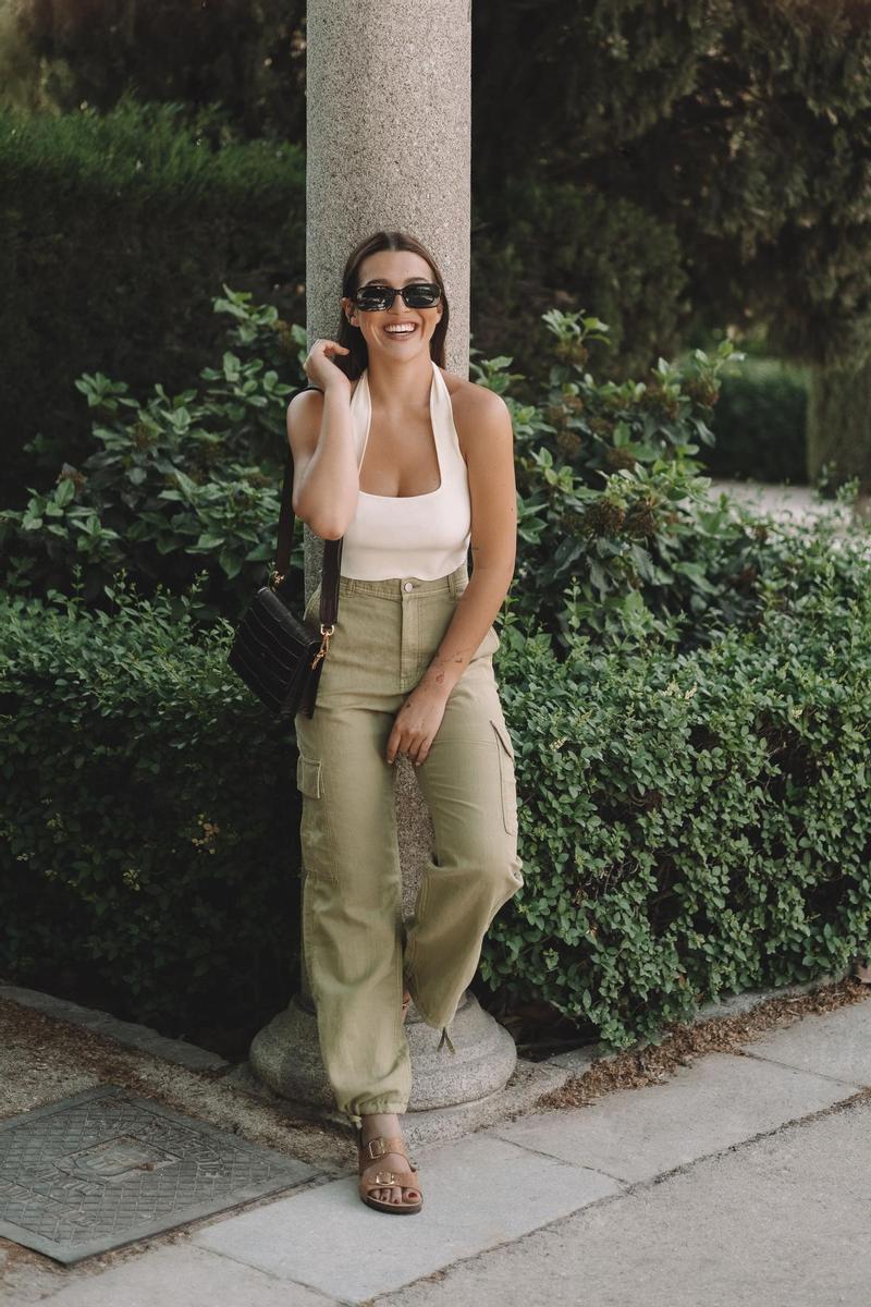 Alba Díaz con pantalón cargo y top de Amazon Fashion