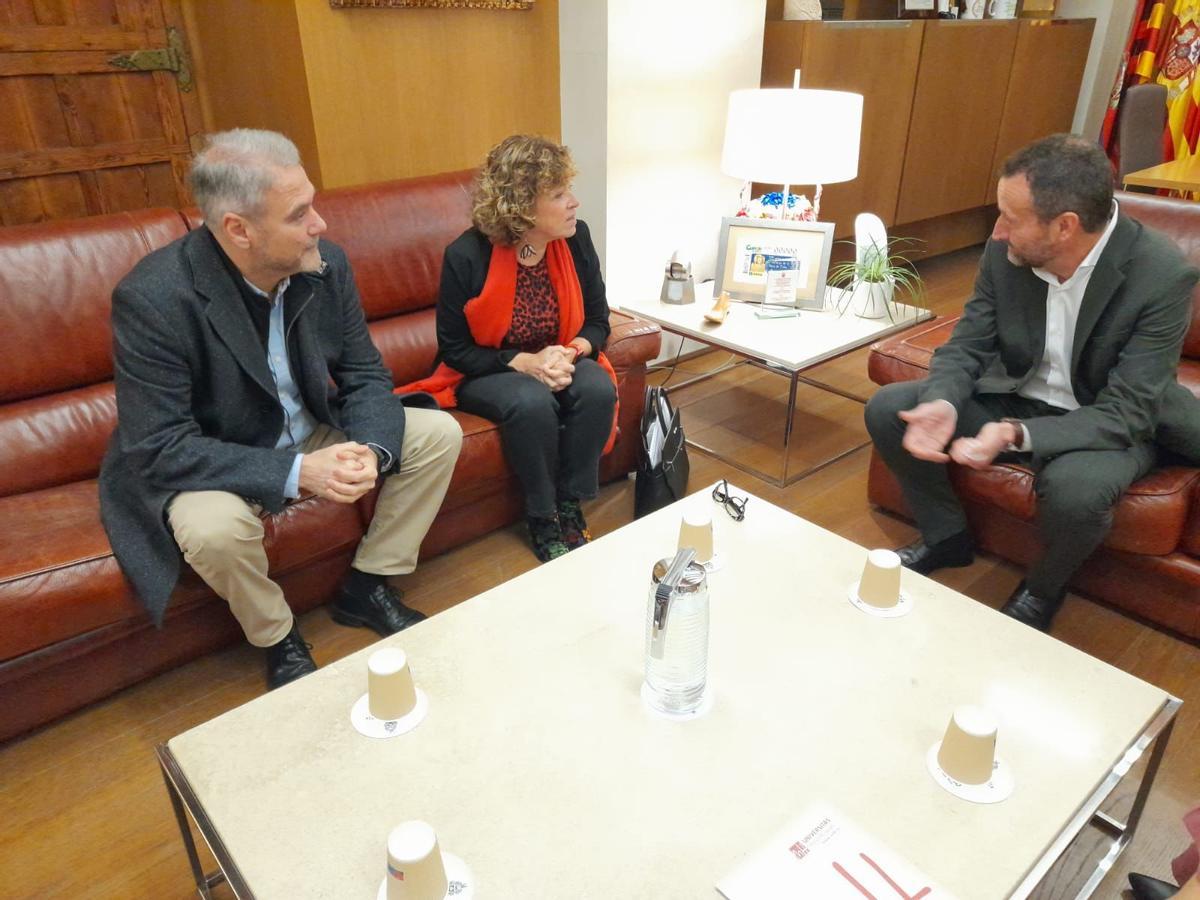 La consellera Josefina Bueno y el rector de la UMH, Juan José Ruiz, con el alcalde de Elche, Carlos González, en la reunión mantenida este lunes en el Ayuntamiento.