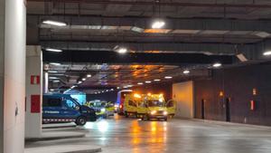 Ambulàncies a laparcament soterrat del parc Central.