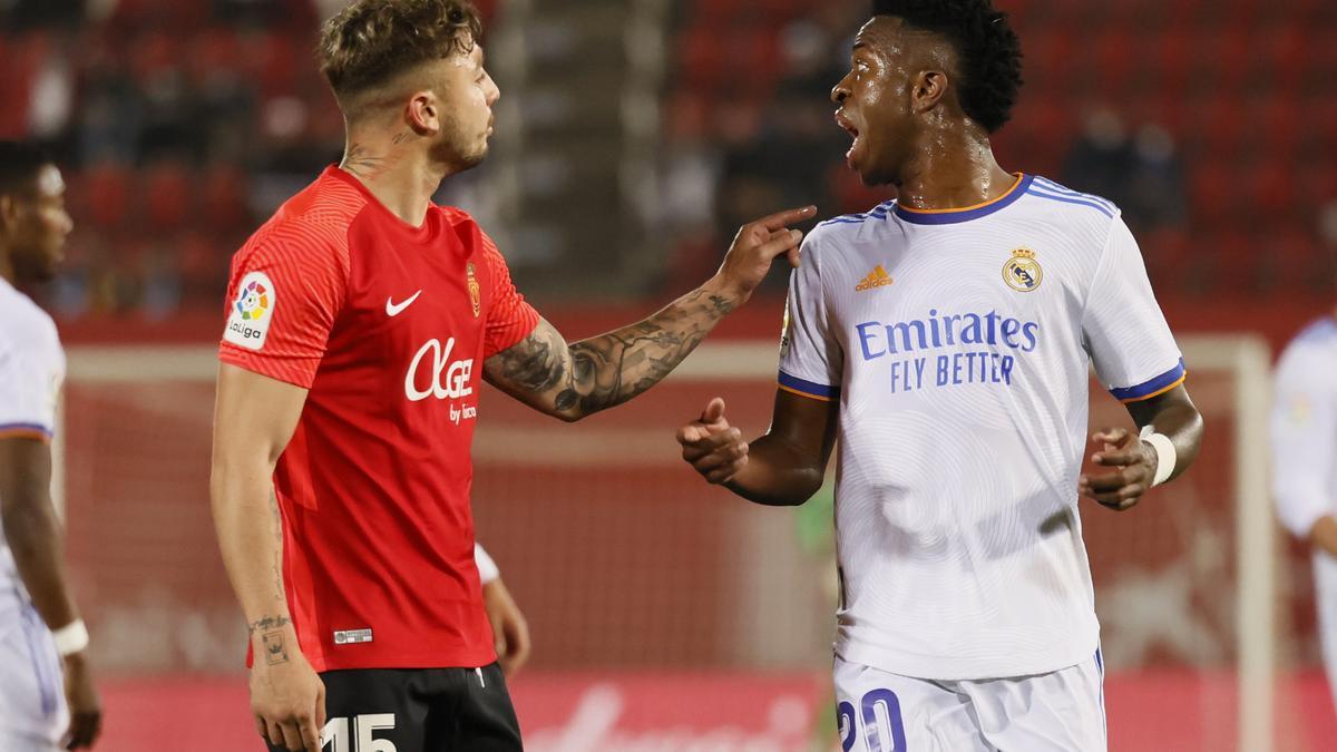Maffeo recrimina una acción a Vinicius, durante el partido del domingo entre el Mallorca y el Real Madrid.