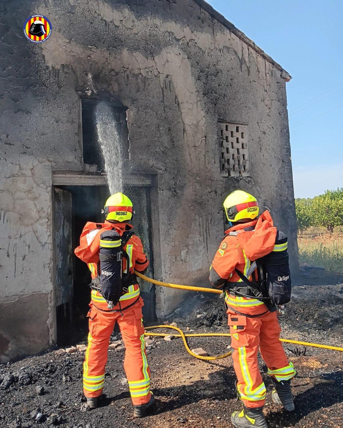 Bomberos voluntarios de Navarrés actuaron ayer en un incendio de vegetación en una zona rural de este municipio.