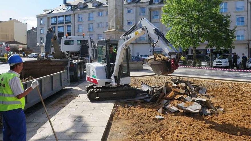 A Laracha inicia las obras para renovar el pavimento de la plaza del Concello