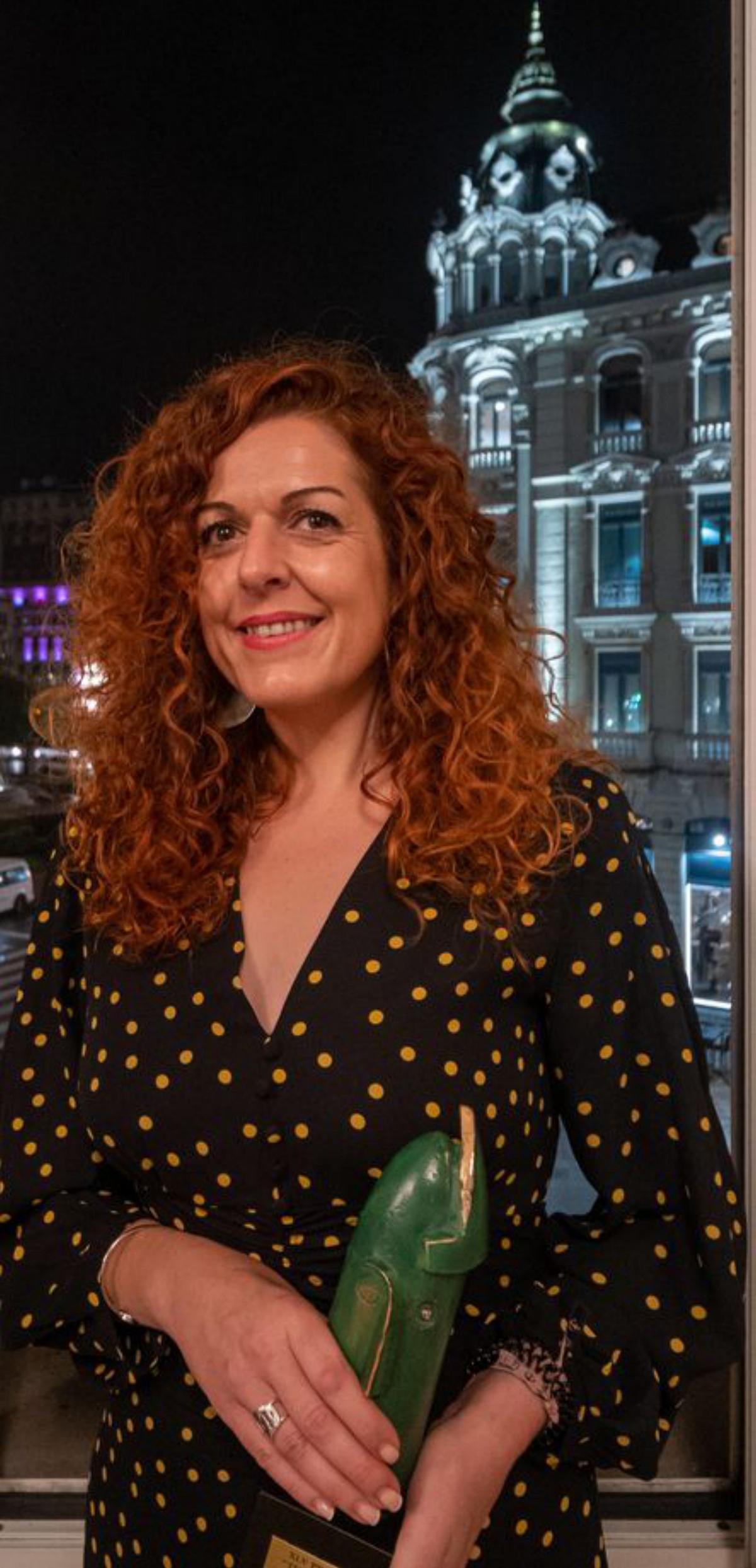 Rosa Navarro posa con el premio en el Campoamor. | Diego Fernández