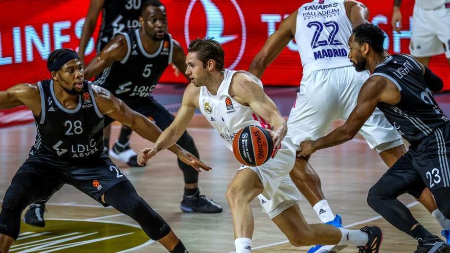 El ala-pívot francés Guerschon Yabusele (i) defiende al escolta Fabien Causeur.