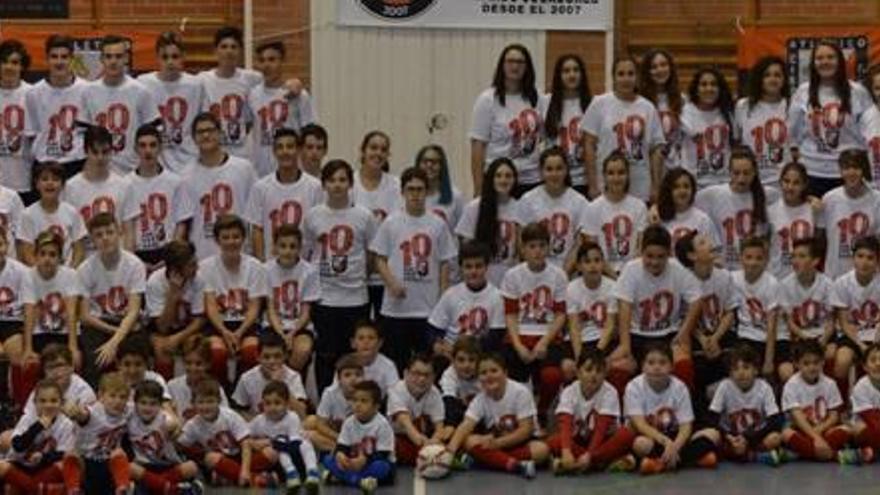 Los componentes de los equipos del Atlético Cieza posan con las camisetas conmemorativas del décimo aniversario del club.