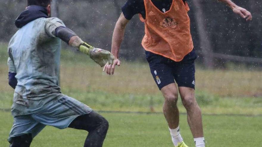 Toché, a la derecha, conduce la pelota ayer en El Requexón.