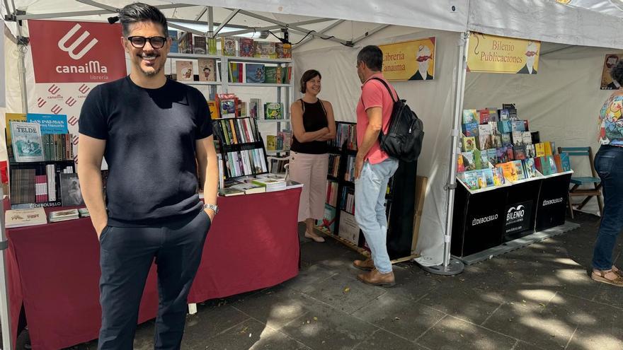 Ferrán Cases, ayer en la Feria del Libro de Telde