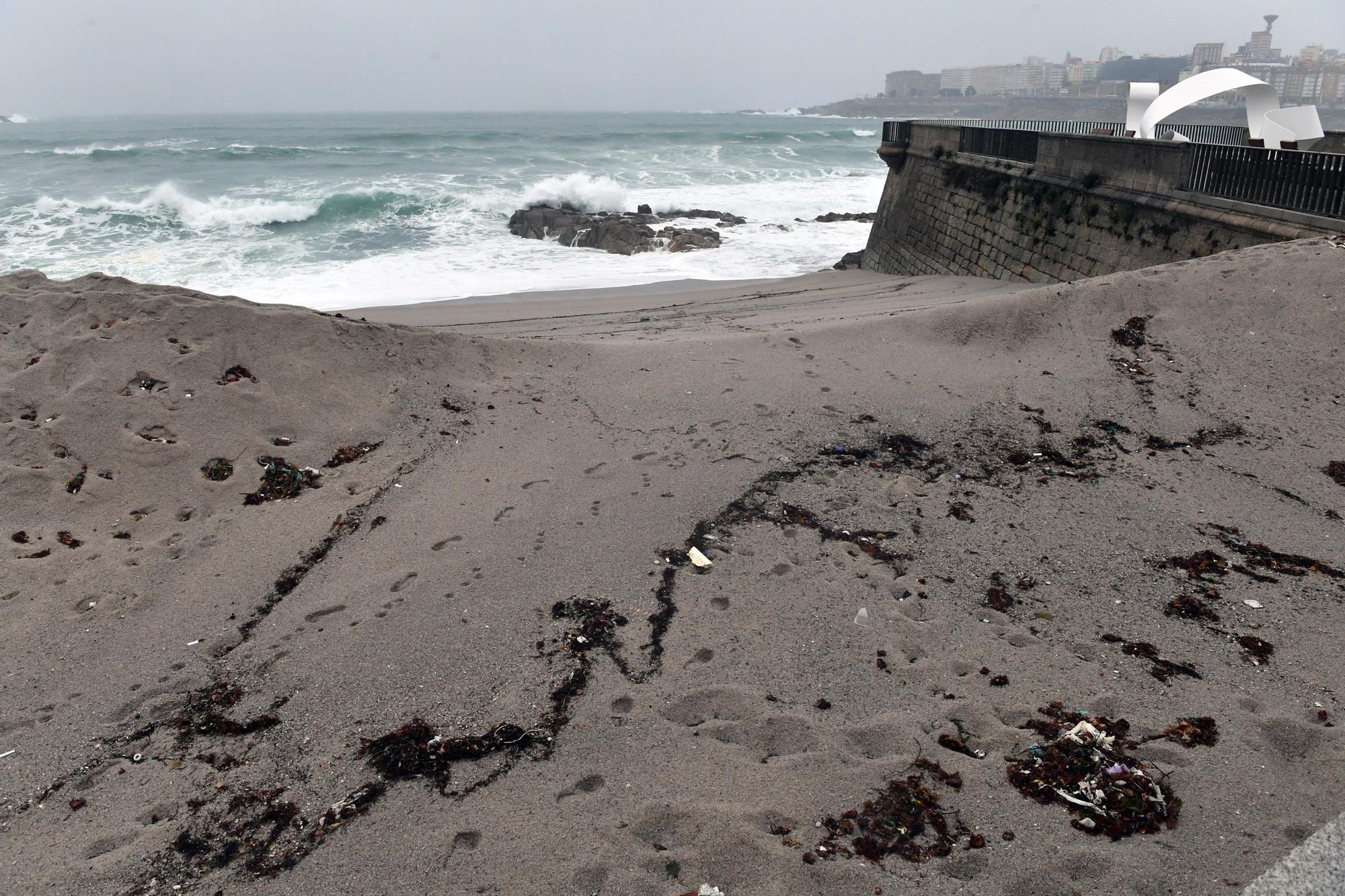 Así ha quedado la duna de Riazor después de tres días de temporal en A Coruña
