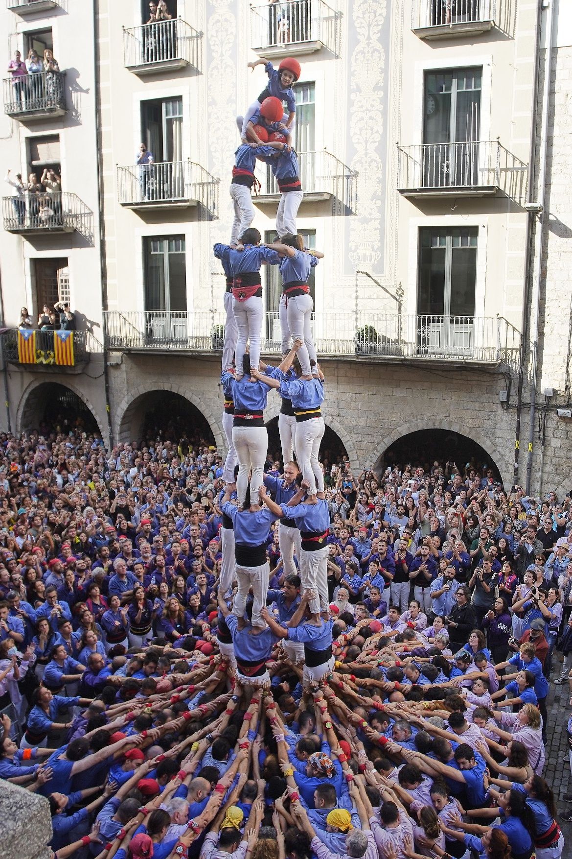 La plaça del Vi s'omple per gaudir dels castells en un matí assolellat