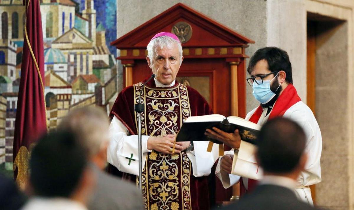 La pandemia no frena la pasión por el Cristo. A pesar de que la Covid-19 ha impedido, por primera vez en la historia, la celebración de la multitudinaria procesión, centenares de fieles recorren desde ayer las calles de la ciudad y el Casco Vello para rendirle homenaje.
