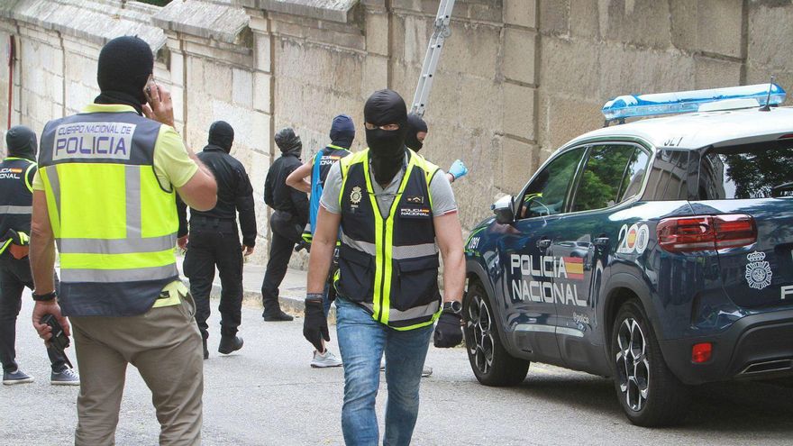 Policías antidroga, en una operación reciente contra el trapicheo junto a la vieja cárcel de Ourense.