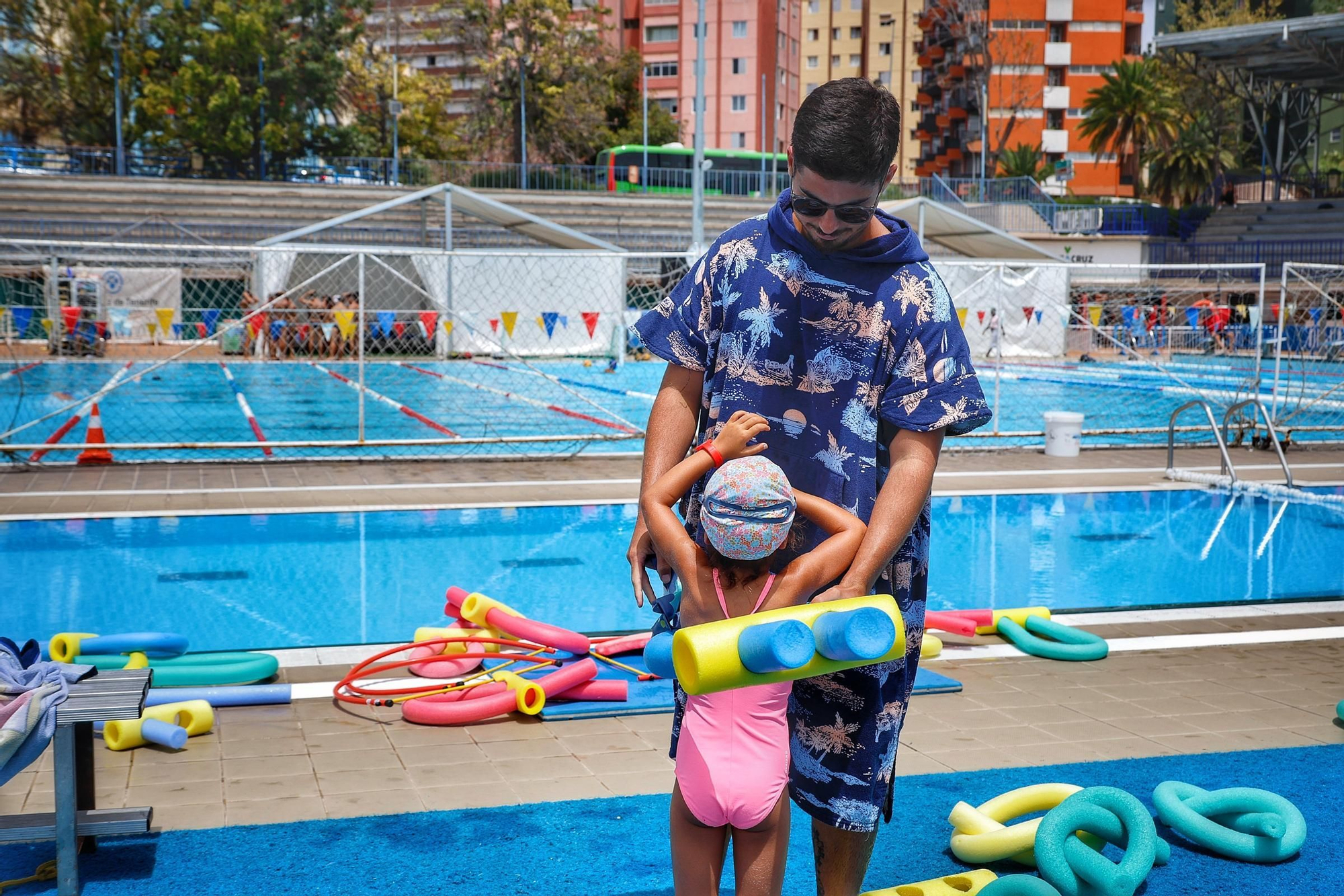 Visita a los cursillos de natación en la piscina Acidalio Lorenzo