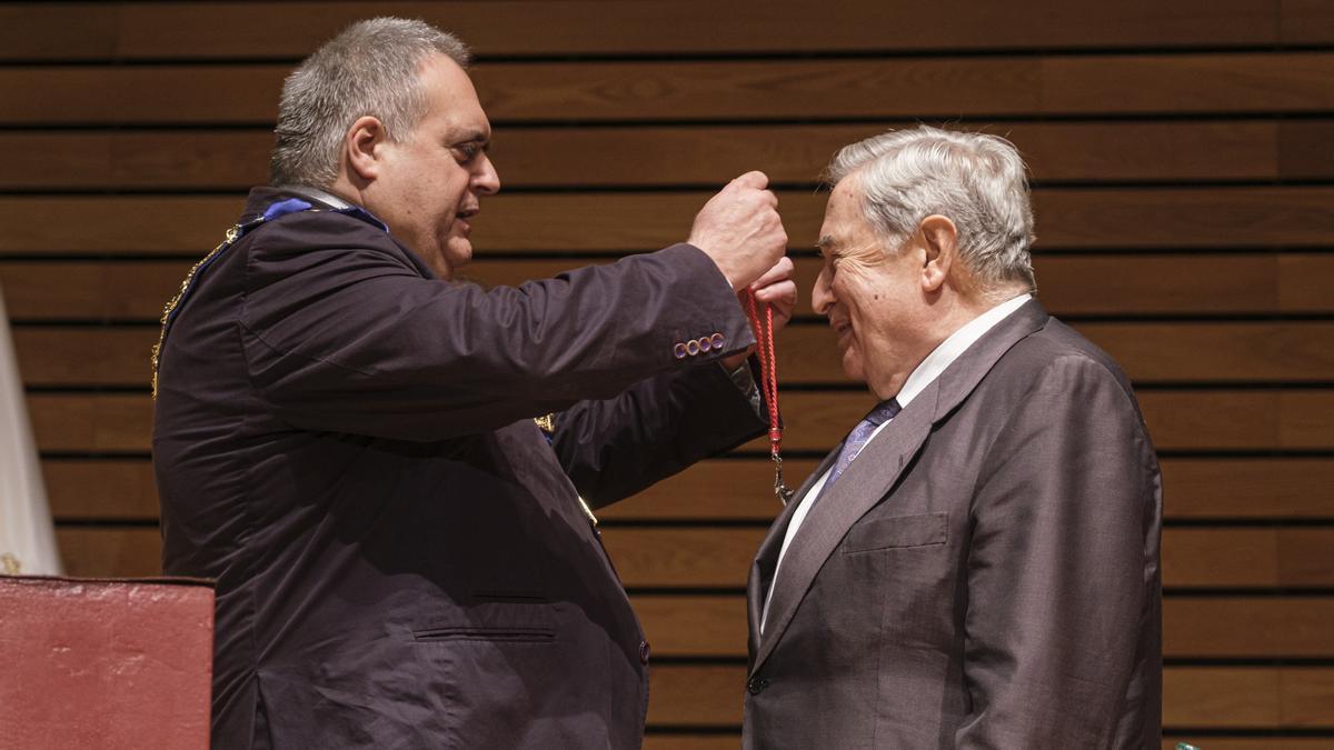 La Gran Logia de España impone a Jerónimo Saavedra la Medalla de Oro