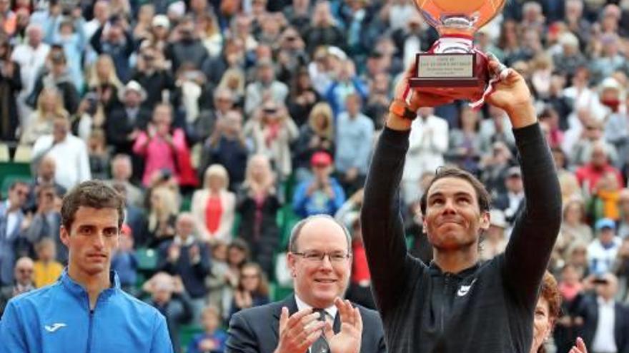 Nadal levanta el trofeo ante Ramos y el Príncipe Alberto.