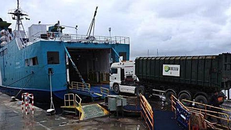 Un camión de residuos entra en un ferry atracado en el puerto de La Savina durante el confinamiento por el Covid-19.