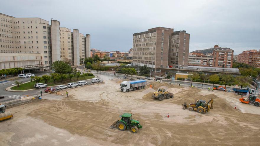 Imagen del estado en el que se encuentran las obras del hospital de campaña que se está levantando en los jardines del Hospital General de Alicante.