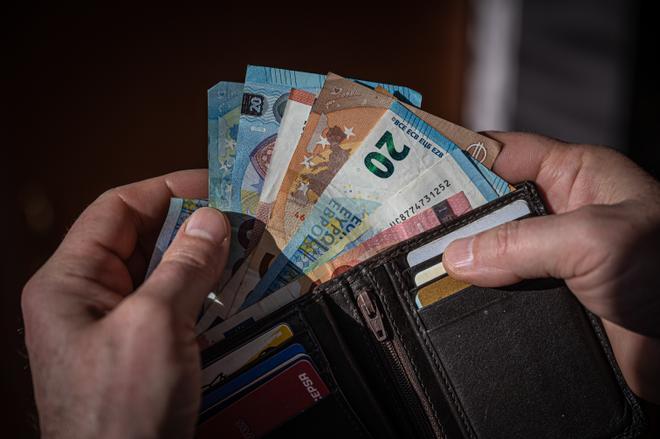 ¿Per què el BCE recomana guardar efectiu a casa? Els diners físics, clau si fallen les targetes i els pagaments digitals
