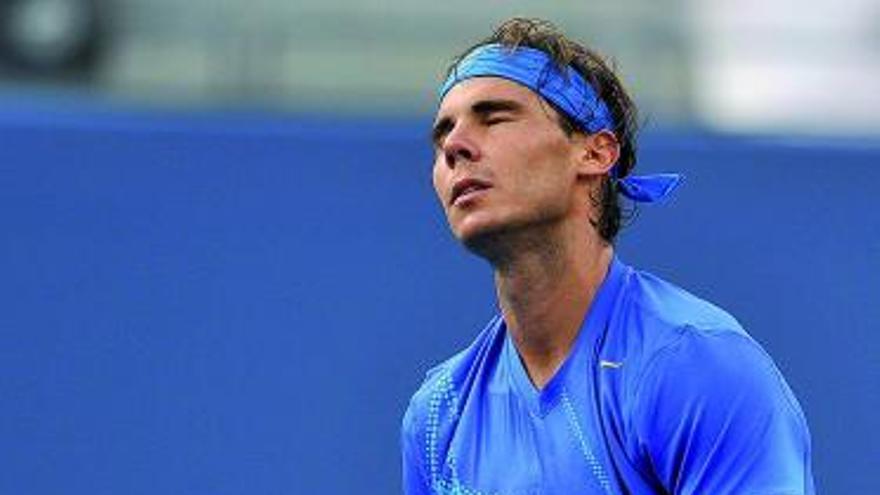 Nadal se lamenta tras cometer uno de sus numerosos fallos cerca de la red.